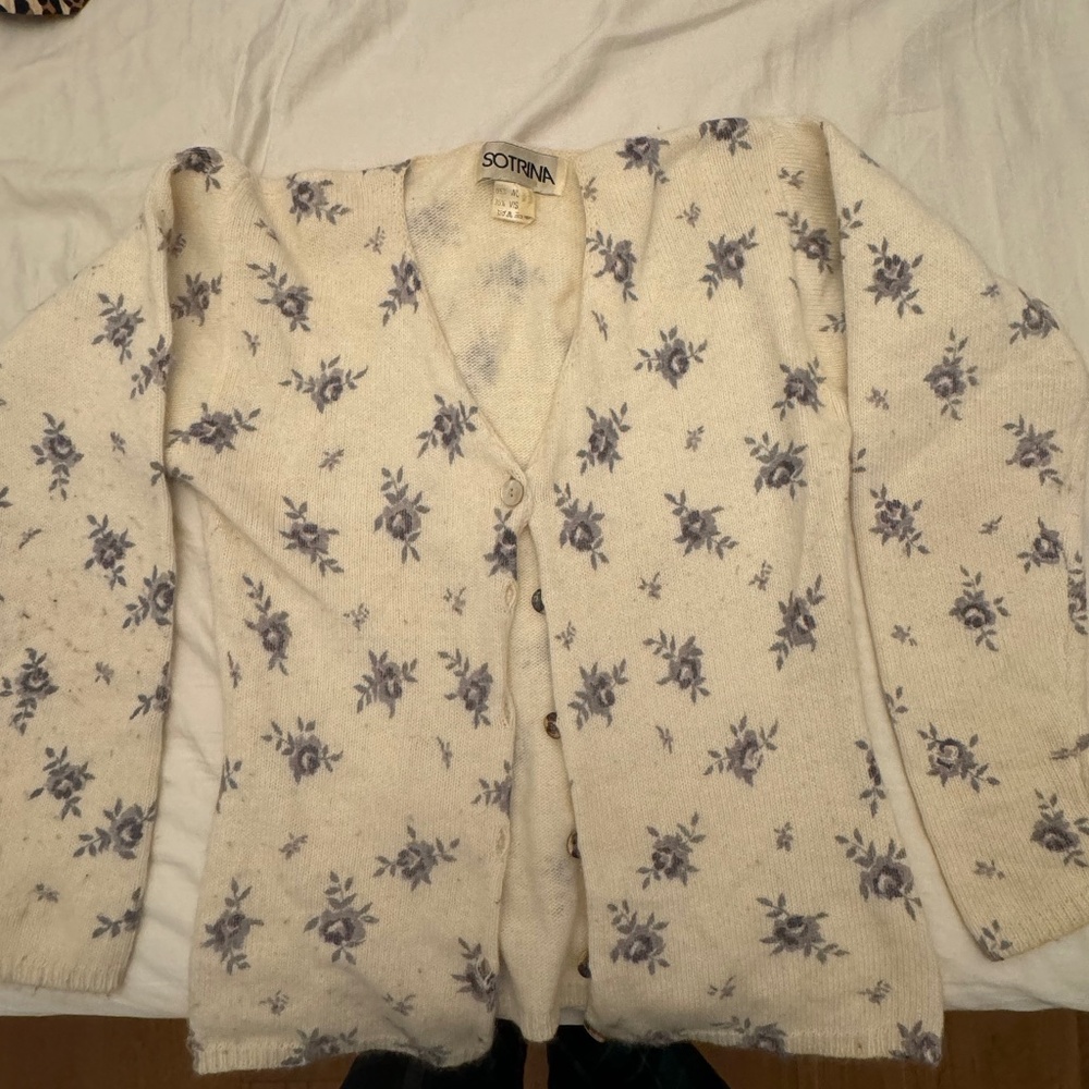 Lovely vintage tea cream cardigan with grey flowers, size small